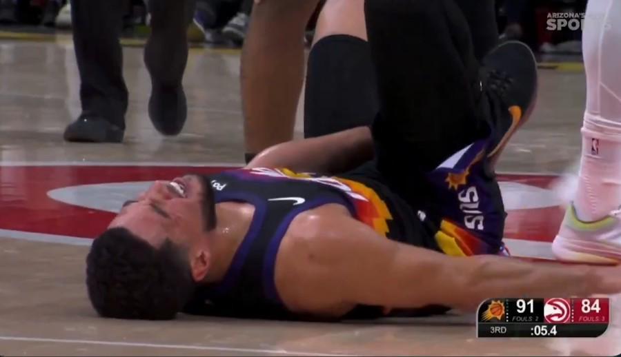 雪上加霜，布克90度崴脚伤退太阳一场伤俩主力，离场前三节就得31分